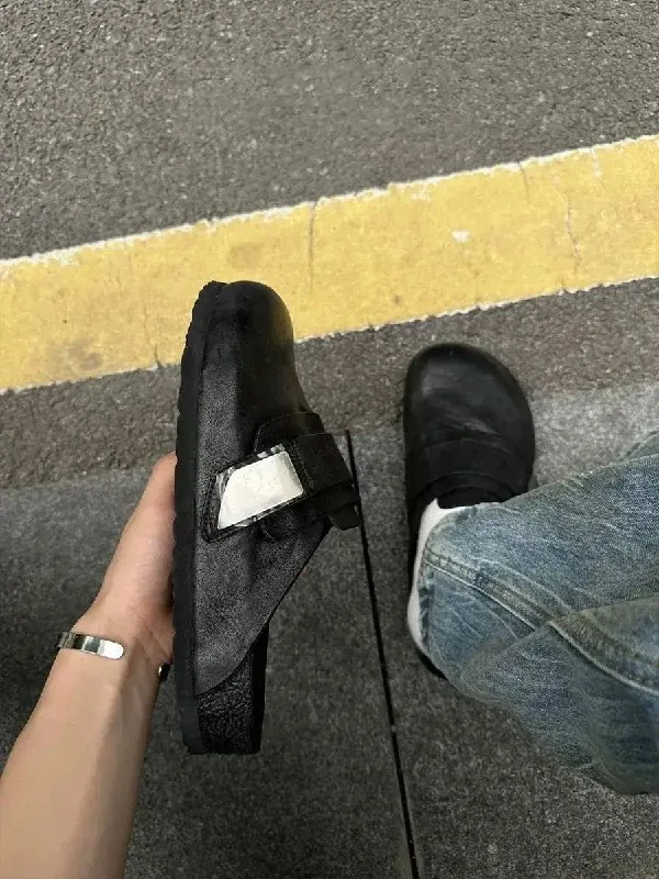 Кожаные сабо на ногах